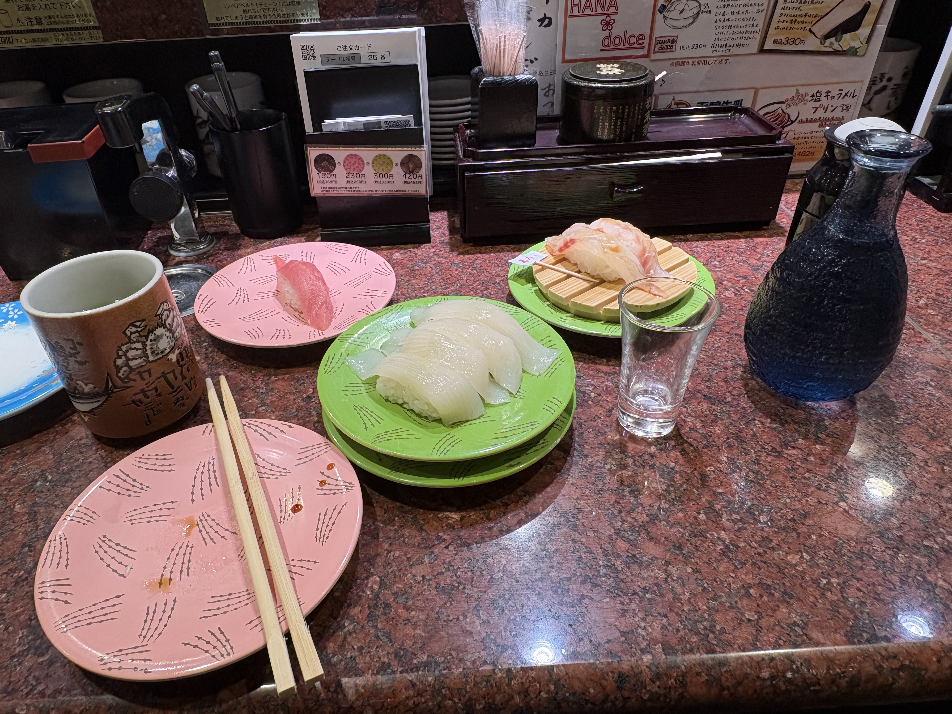 根室はなまるで食べた寿司。イカ4貫
