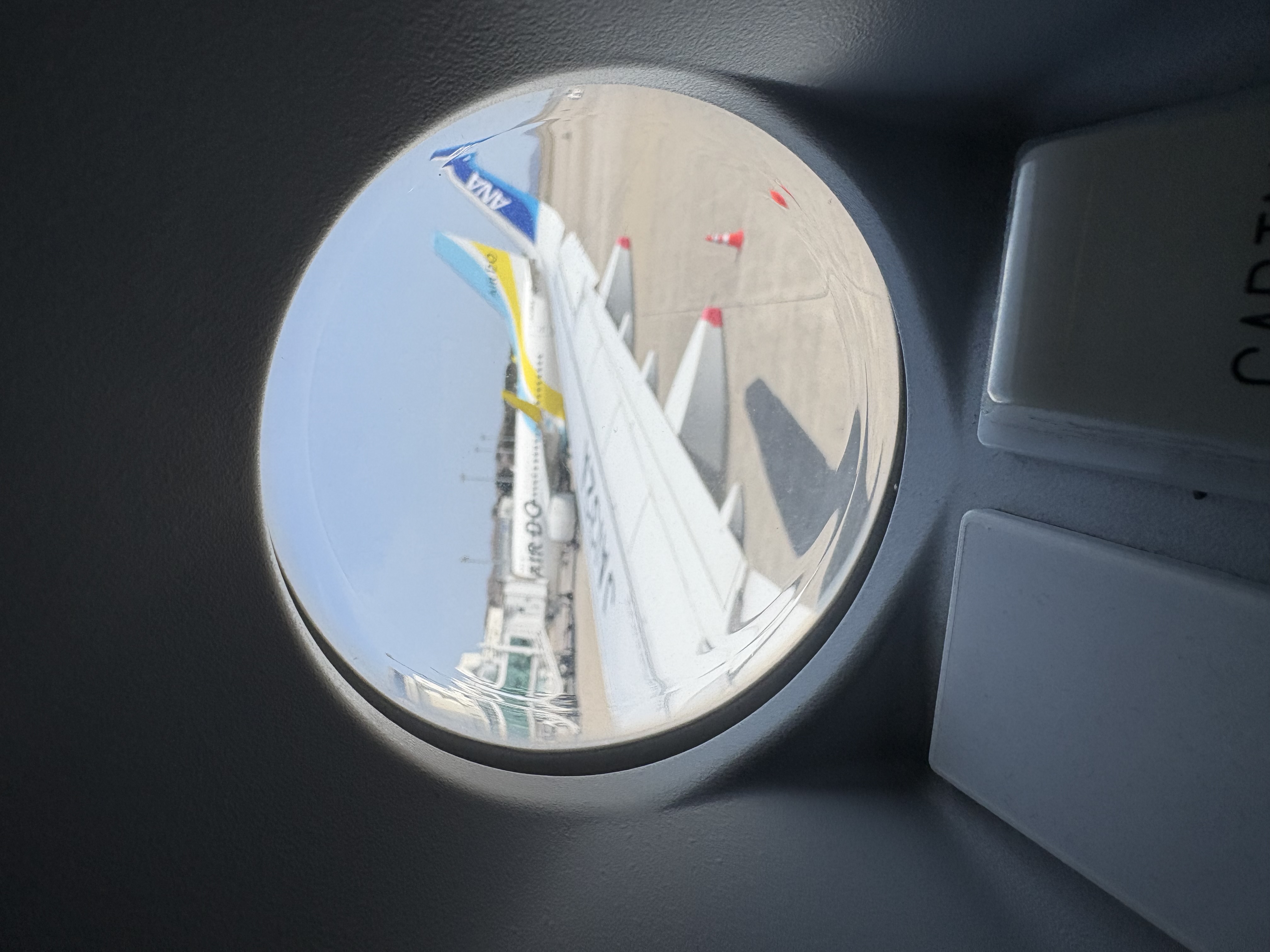 函館空港で搭乗後、機内から撮った写真。さらば函館。